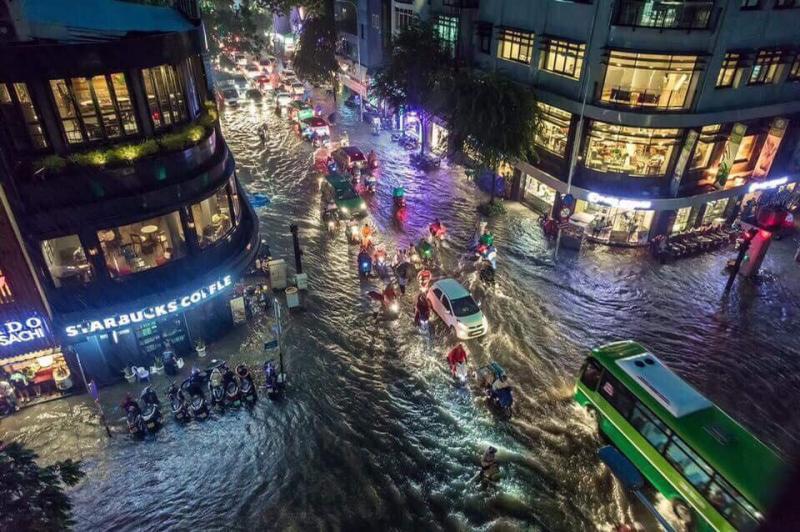Chiều tối ngày 26/9/2018 tại TP.HCM, cơn mưa lớn kéo dài khiến cho hàng loạt tuyến đường bị chìm trong biển nước. Hình ảnh được chụp từ trên cao tại đường Đông Du, Quận 1. Ảnh: Facebook Ngô Nhật Hoàng.