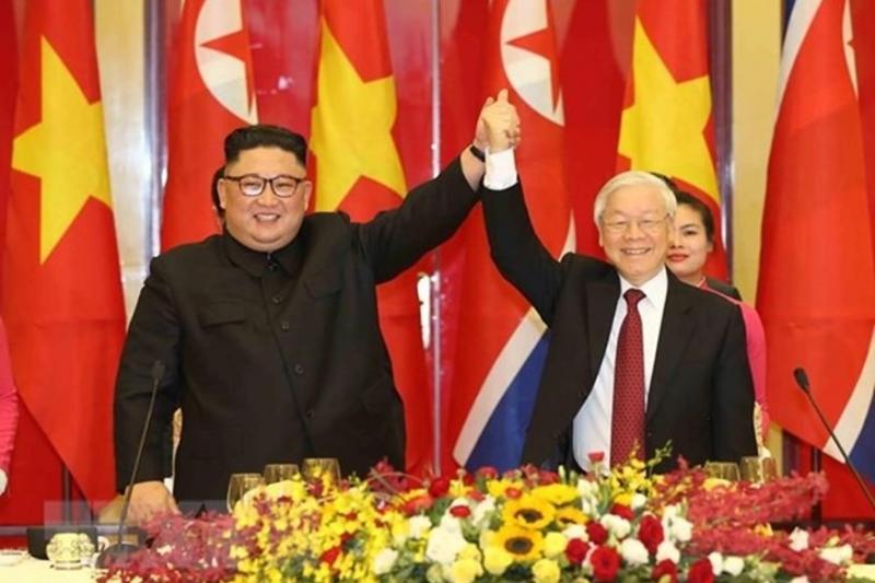 Kim và Trọng nắm tay nhau như để cùng "giương cao ngọn cờ XHCN". 