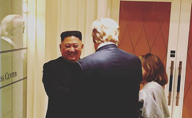 Kim vẫn cười tươi rói khi tiễn Trump ra sân bay.